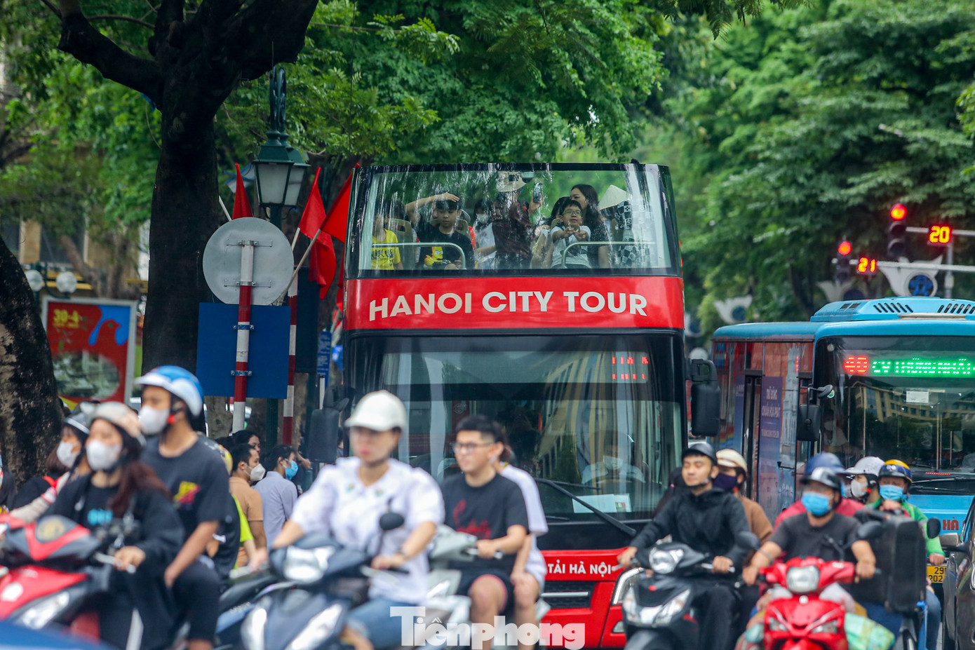 Xe buýt 2 tầng qua nhiều địa điểm, danh thắng tại Hà Nội như Nhà Hát Lớn, Lăng Bác, Văn Miếu Quốc Tử Giám, Bảo tàng lịch sử Quân sự Việt Nam, Hoàng Thành Thăng Long, Nhà tù Hỏa Lò... Xe buýt 2 tầng qua nhiều địa điểm, danh thắng tại Hà Nội như Nhà Hát Lớn, Lăng Bác, Văn Miếu Quốc Tử Giám, Bảo tàng lịch sử Quân sự Việt Nam, Hoàng Thành Thăng Long, Nhà tù Hỏa Lò...