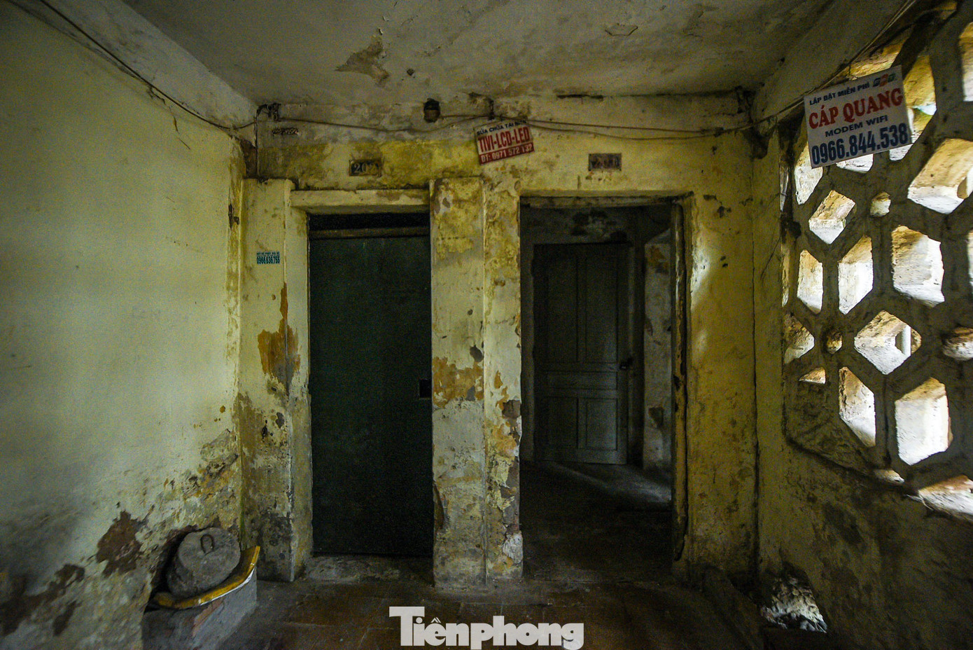 Nhiều người đã bỏ đi, chuyển đi nơi khác ở, để lại căn hộ như nhà hoang.