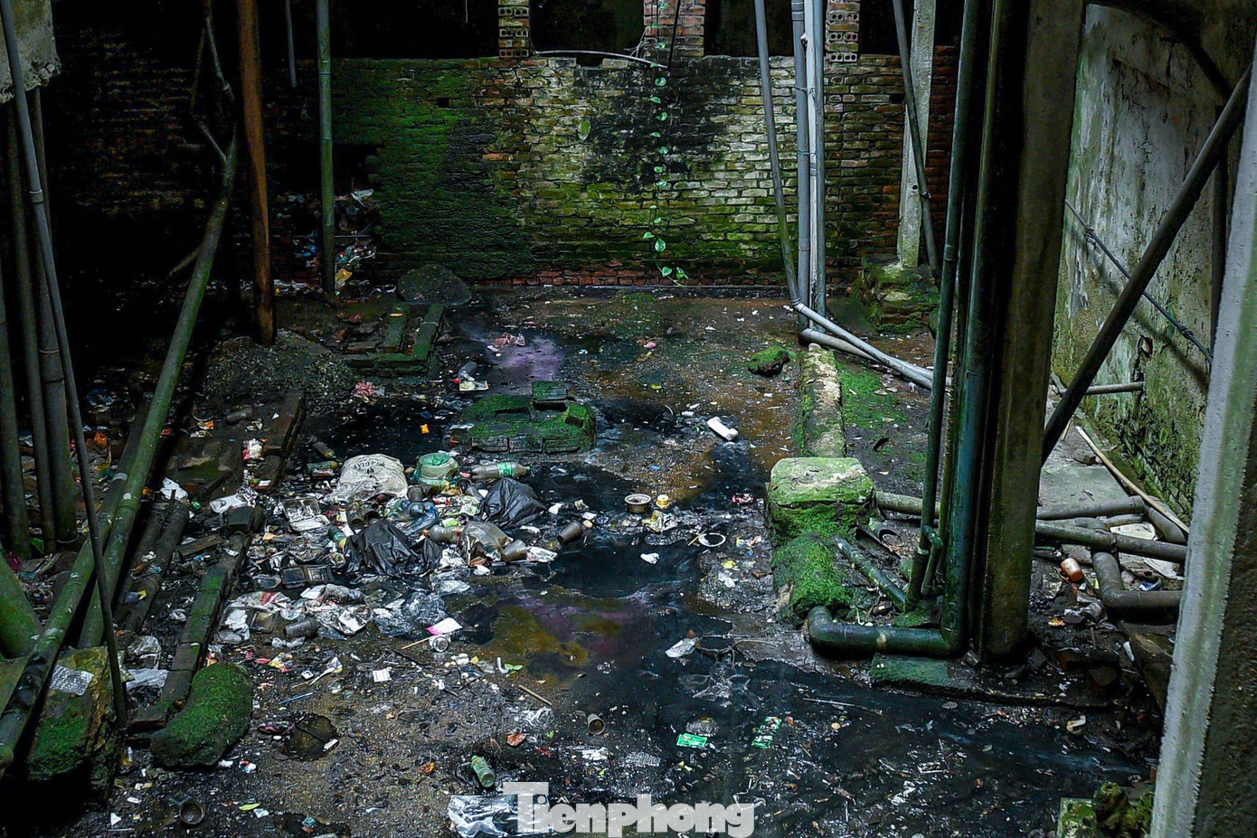 Giếng trời cũng bị các hộ dân lấn chiếm, biến thành nơi xả nước thải, rác thải, bốc mùi xú uế, mất vệ sinh, gây ô nhiễm môi trường sống nghiêm trọng và tiềm ẩn nguy cơ lây lan dịch bệnh.