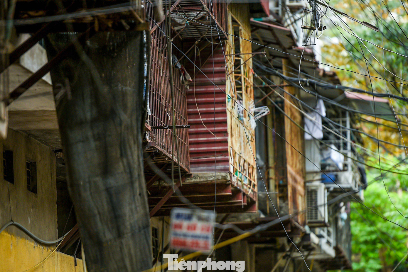 Các hộ dân ở lại đều sống trong không gian chật chội, tù túng, ngột ngạt, bất an.