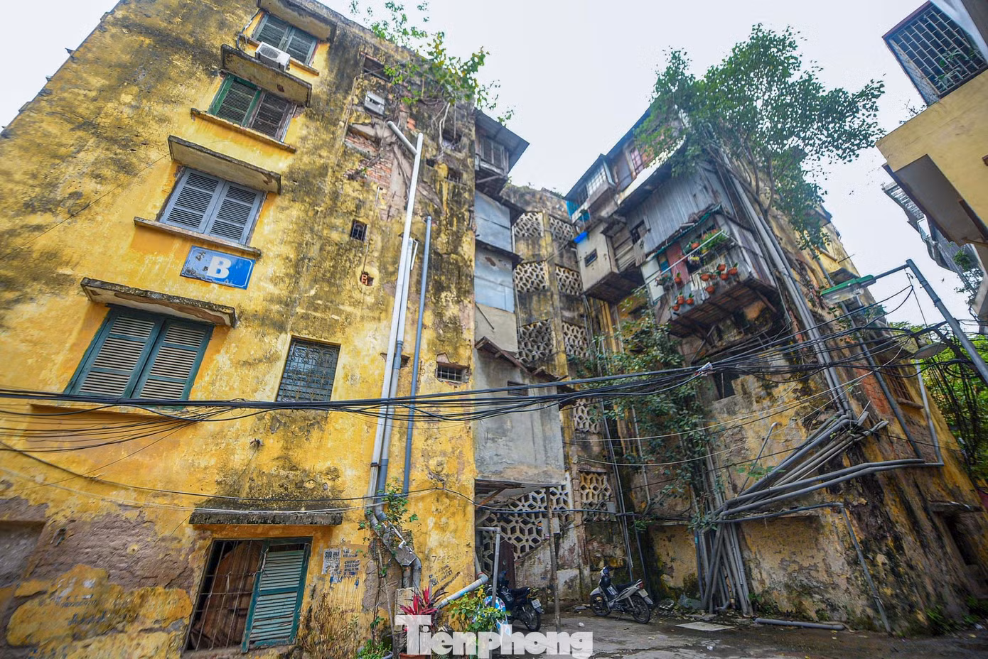 Khu tập thể Nghĩa Đô gồm 5 tầng với hai dãy A &amp; B nằm tại đường Phùng Chí Kiên (phường Nghĩa Đô, quận Cầu Giấy) xuống cấp trầm trọng sau hơn nửa thế kỷ sử dụng.