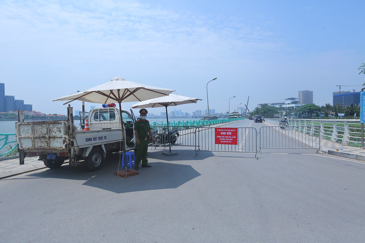 Lực lượng chức năng chặn hai đầu đoạn phố Nhật Chiêu để phục vụ cưỡng chế, tháo dỡ.