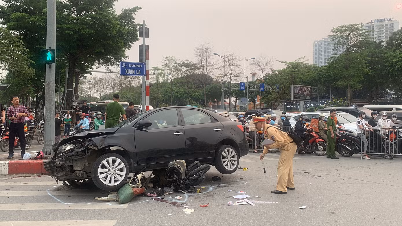 Vụ tai nạn xảy ra tại ngã tư Võ Chí Công - Xuân La (Xuân La, Tây Hồ, Hà Nội) khiến khoảng 20 người bị thương. Ảnh: Đình Hiếu. Vụ tai nạn xảy ra tại ngã tư Võ Chí Công - Xuân La (Xuân La, Tây Hồ, Hà Nội) khiến khoảng 20 người bị thương. Ảnh: Đình Hiếu.
