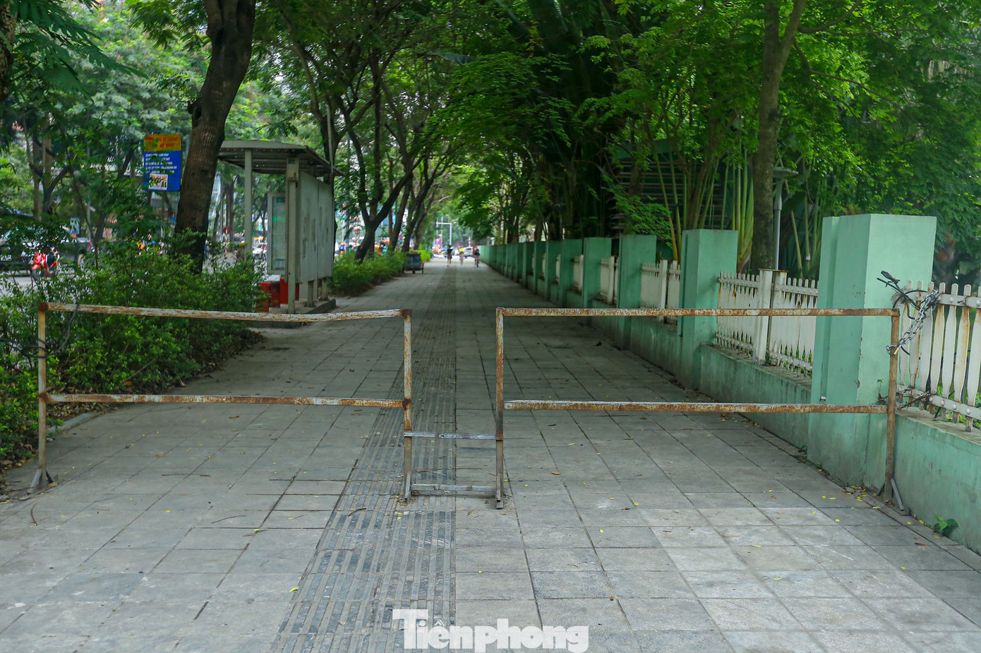 Hàng rào chặn lối lên trên đường Hoàng Minh Giám (quận Thanh Xuân).