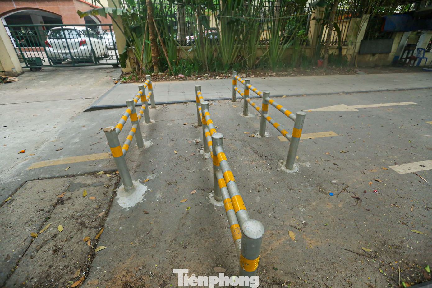 Tuy nhiên nhiều người cho rằng, việc dựng rào theo hình zíc zắc như này ảnh hưởng không nhỏ đến việc đi lại của người già, trẻ nhỏ, đặc biệt là người khuyết tật.