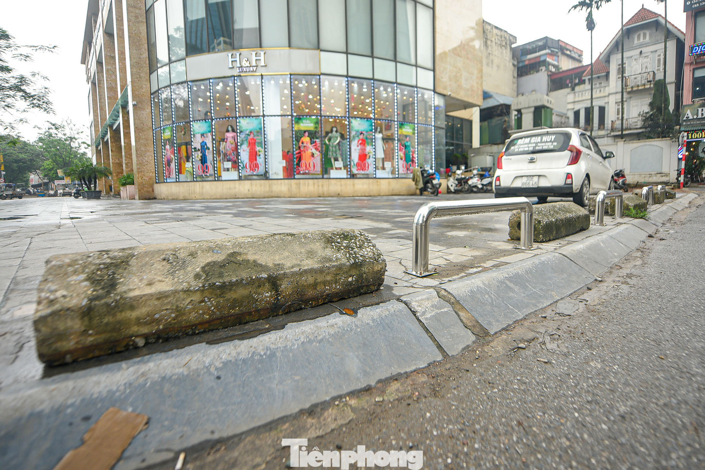 Dùng khối bê tông chặn ô tô, xe máy lên vỉa hè trên đường Lê Văn Lương (quận Thanh Xuân)