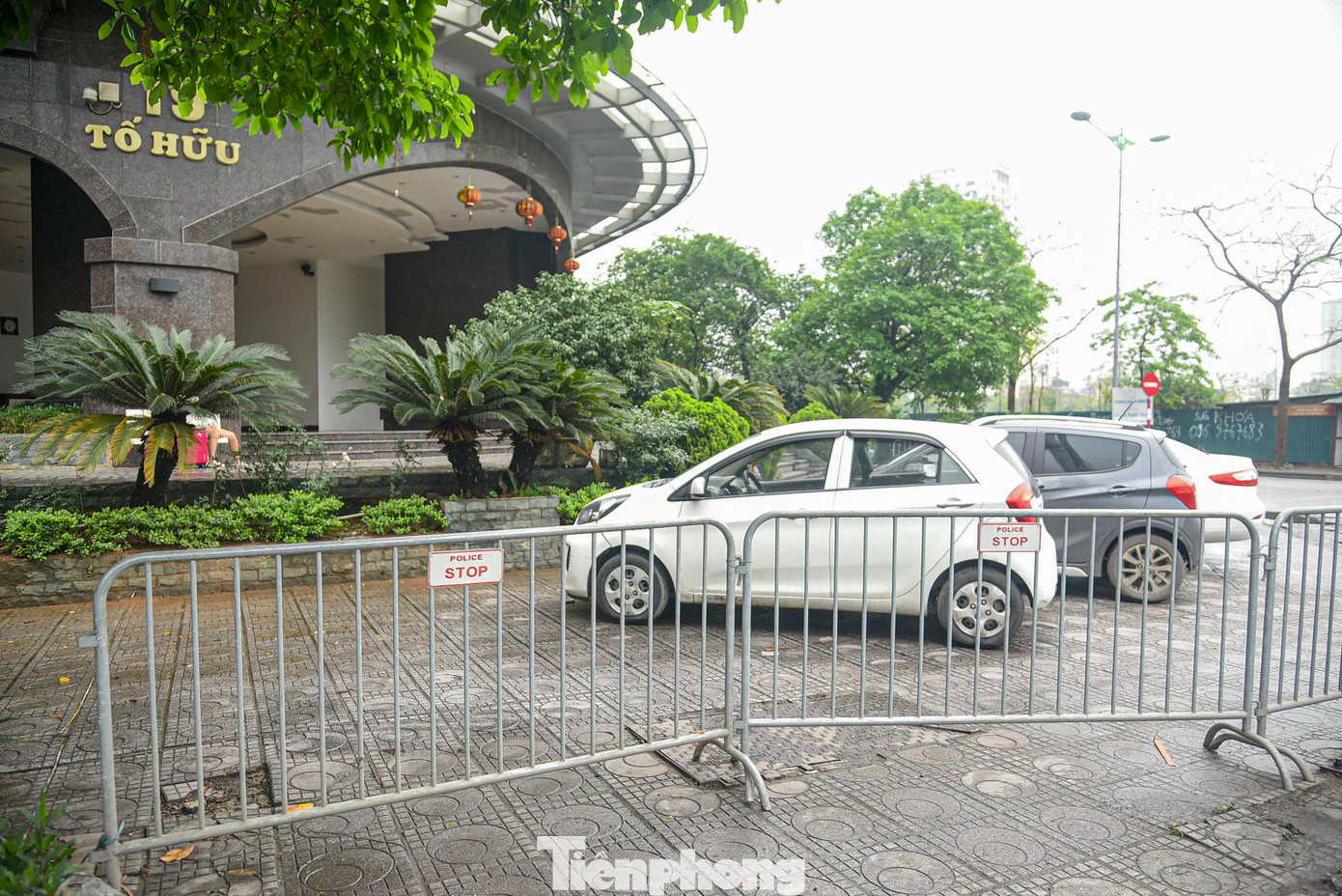 Tình trạng ô tô lấn chiếm vỉa hè làm nơi đỗ xe vẫn tái diễn tại nhiều nơi.