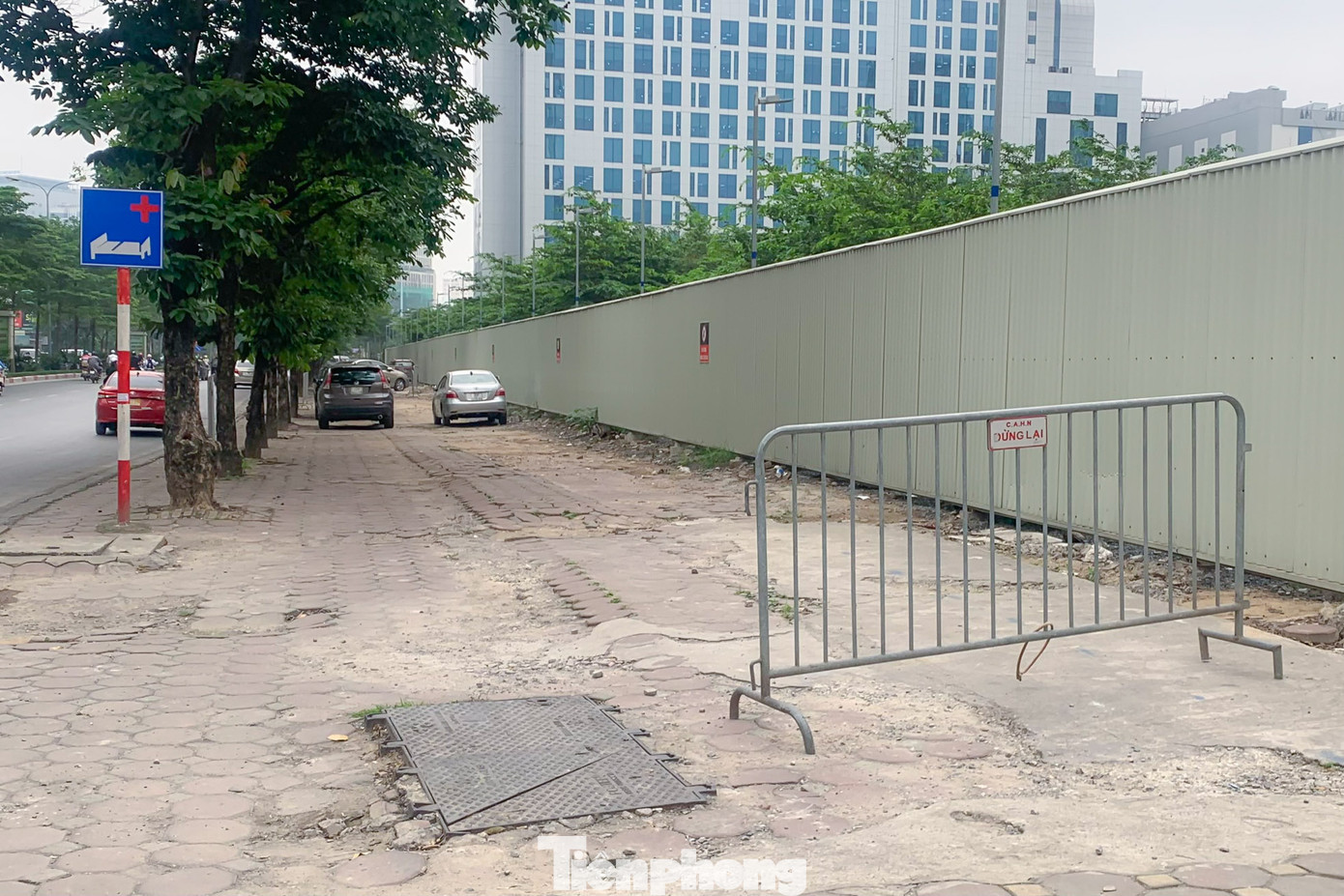 Dù vỉa hè trên phố Phạm Văn Bạch (quận Cầu Giấy) đã được dựng barie nhưng không ngăn được ô tô leo lên dừng, đỗ.