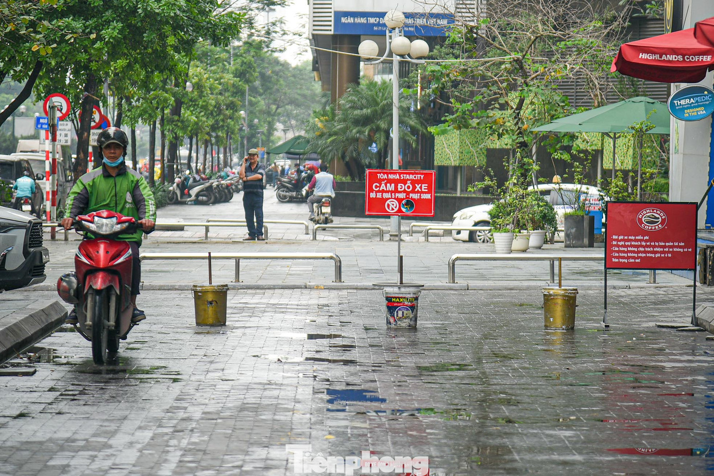 Cư dân tại tòa nhà ở đây cho biết, vào giờ cao điểm xe máy thường xuyên leo lên vỉa hè, gây nguy hiểm cho người đi bộ, ảnh hưởng tới cư dân tại đây cũng như hư hỏng phần gạch lát đường.