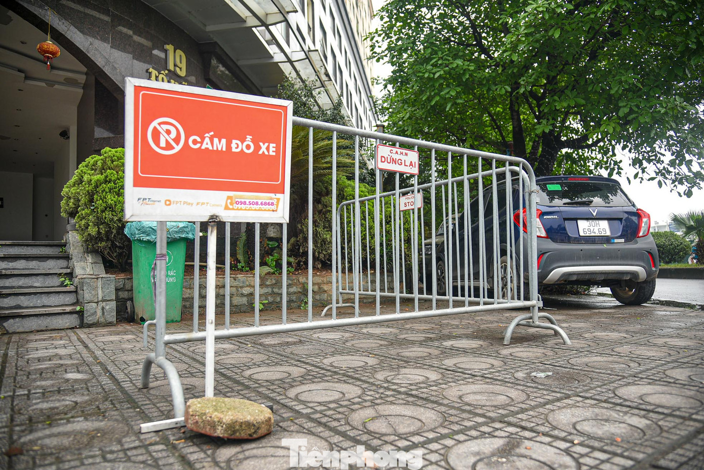 Một tòa nhà trên phố Tố Hữu (quận Nam Từ Liêm), BQL tòa nhà đã tiến hành dựng hàng rào chắn phía trước sảnh và xung quanh tòa nhà. Tuy nhiên bên ngoài rào, ô tô vẫn đỗ trên vỉa hè.