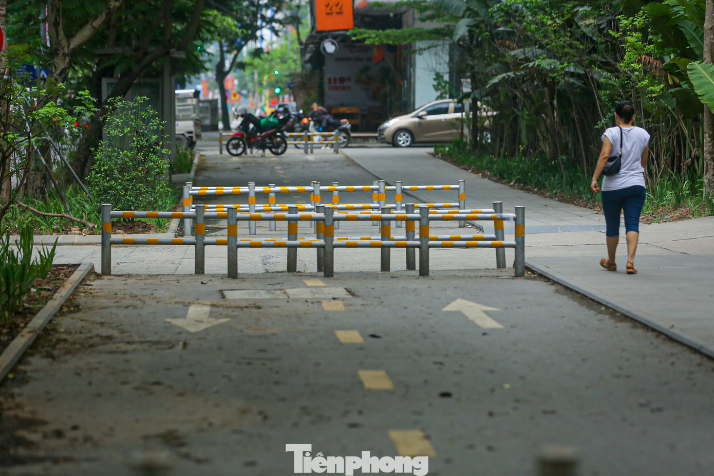 Trên một số tuyến phố ở Hà Nội, phần vỉa hè được đặt bê tông, giăng dây, dựng rào sắt, đặt bồn hoa... để ngăn các phương tiện đi lên hè, lấn chiếm vỉa hè làm nơi dừng, đỗ xe.