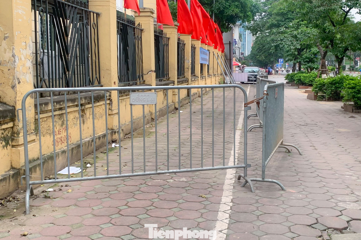 Dựng barie trên vỉa hè phố Trung Kính (quận Cầu Giấy).