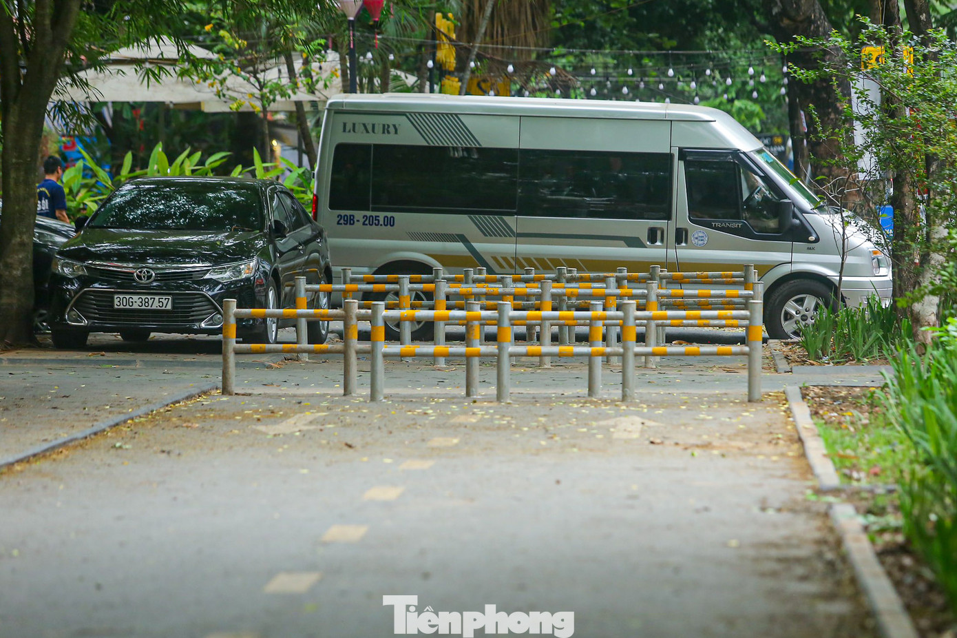 Phần vỉa hè trên phố Huỳnh Thúc Kháng (quận Đống Đa) dựng rào để ngăn không cho ô tô leo lên.