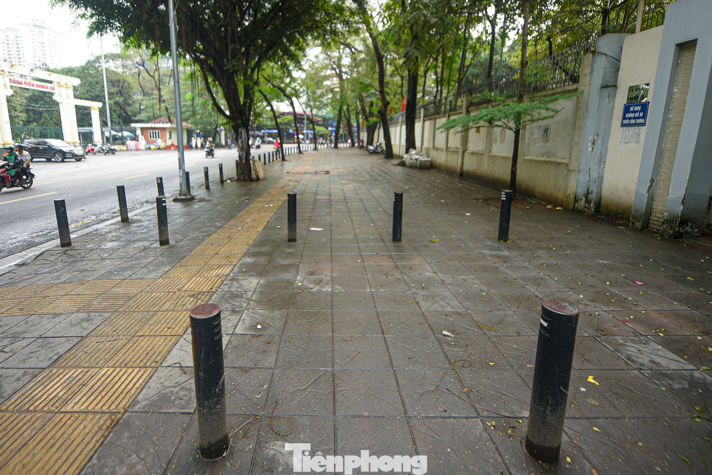Dựng cọc trên vỉa hè phố Nghĩa Tân (quận Cầu Giấy).