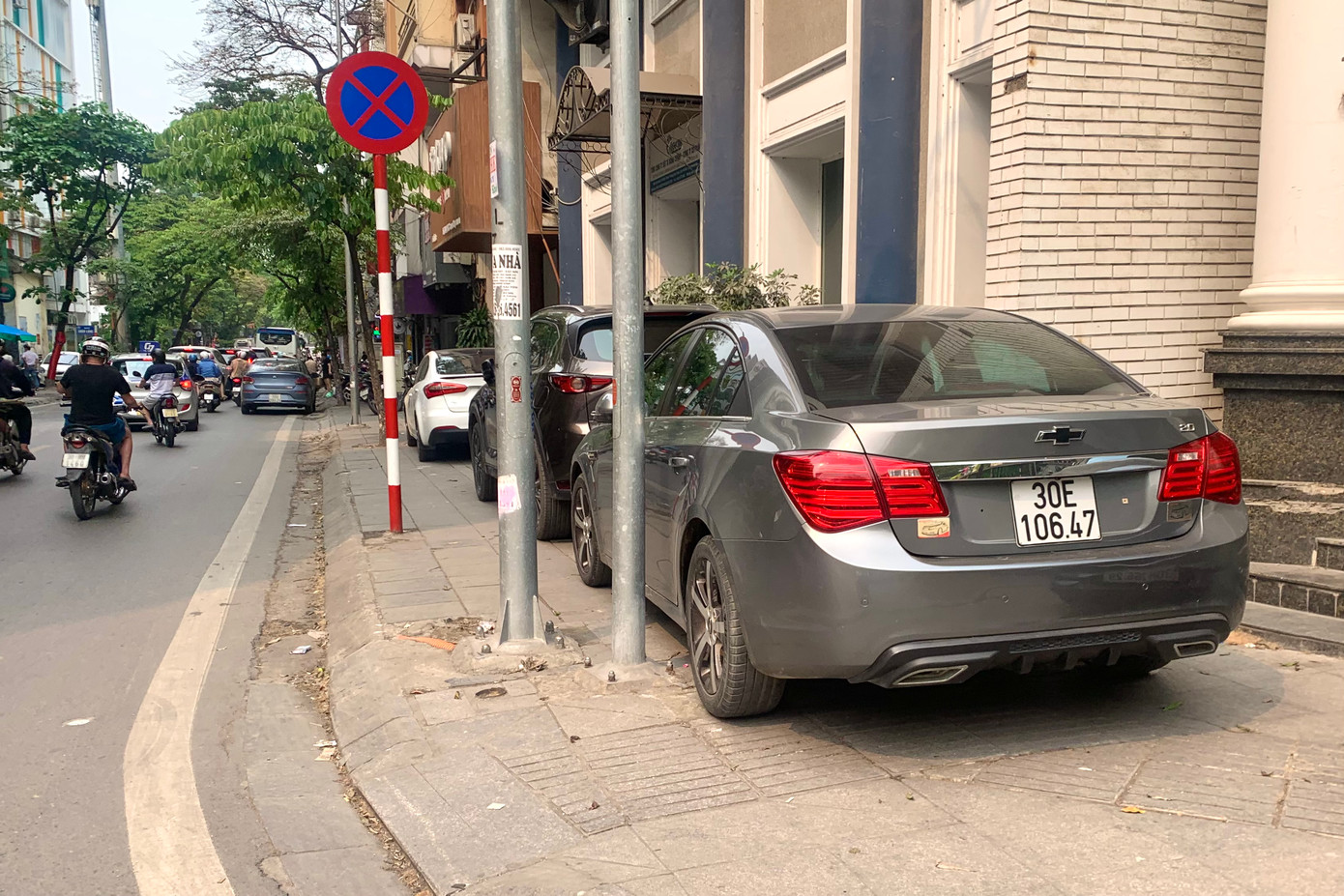 Một loạt ô tô ngang nhiên đỗ trên vỉa hè phố Quán Thánh (quận Ba Đình).