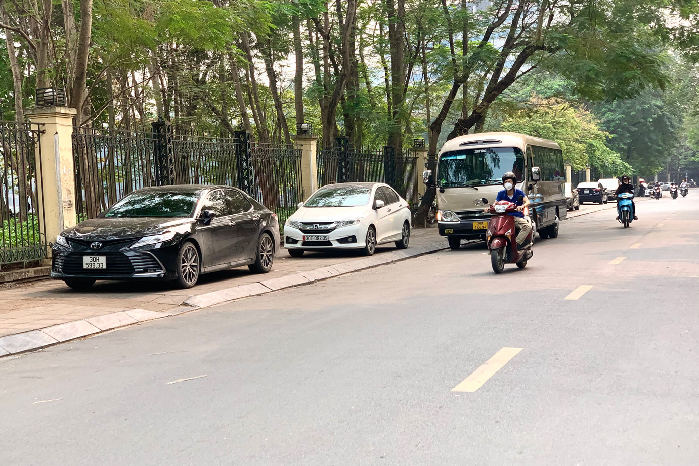 Quận Cầu Giấy có các tuyến Tô Hiệu, Nguyễn Phong Sắc, Hoàng Quốc Việt, Cầu Giấy. Quận Đống Đa có tuyến Ô Đồng Lầm, Mai Anh Tuấn bị điểm danh.