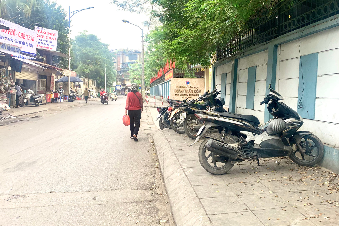 Đỗ xe trên hè phố trên phố Nguyễn Quý Đức đẩy người đi bộ xuống lòng đường.