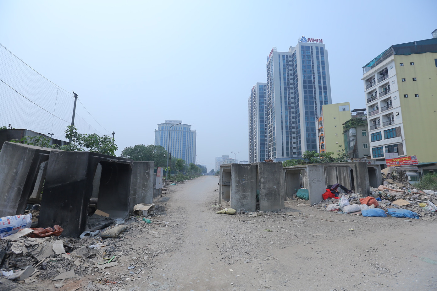 Tại điểm nối từ ngã tư Lê Đức Thọ đi sâu vào khoảng 200m đã được trải thảm nhựa, nhưng vẫn ngổn ngang các ụ bê tông, các thanh thép ở ụ bê tông lòi ra gây mất an toàn cho người dân khi đi qua.