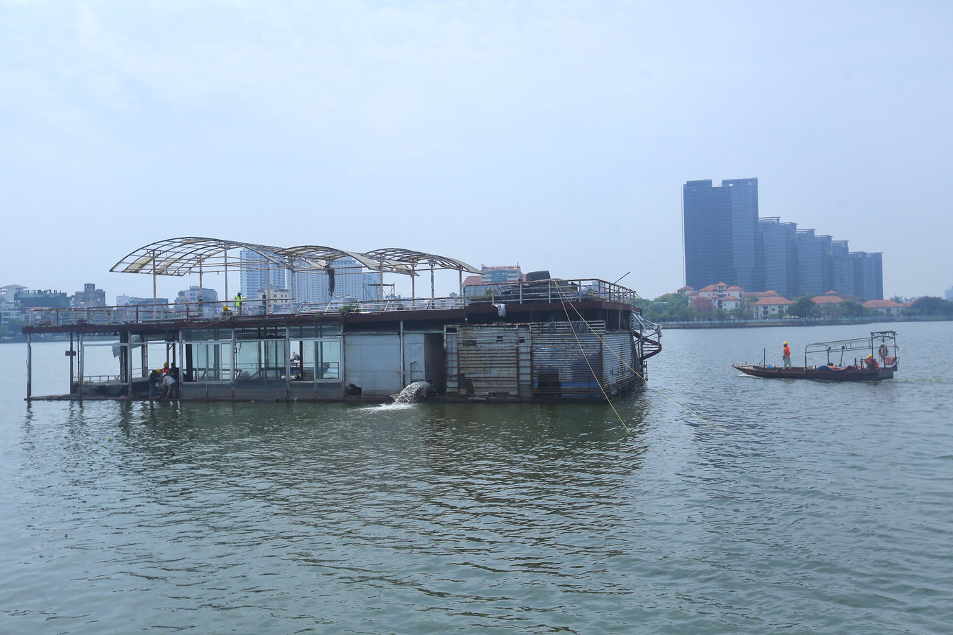 Sáng nay (27/4), UBND phường Nhật Tân phối hợp với các phòng, ngành chức năng của UBND quận Tây Hồ đã thực hiện cưỡng chế tháo dỡ, di dời sàn chìm của Công ty CP Sông Potomac ra khỏi hồ Tây