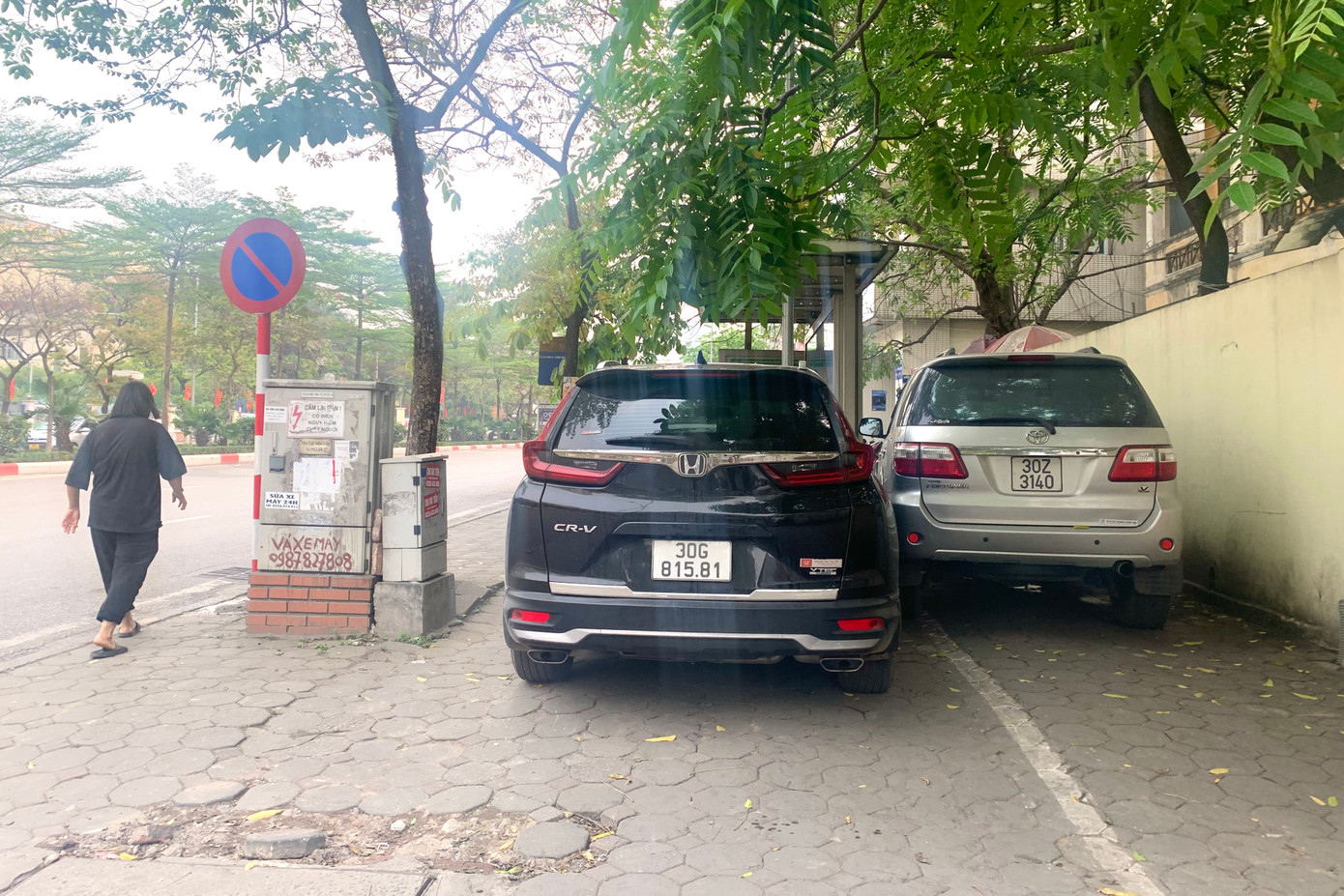 Ô tô đỗ cả trên vỉa hè, lòng đường trên phố Nguyễn Phong Sắc (quận Cầu Giấy).