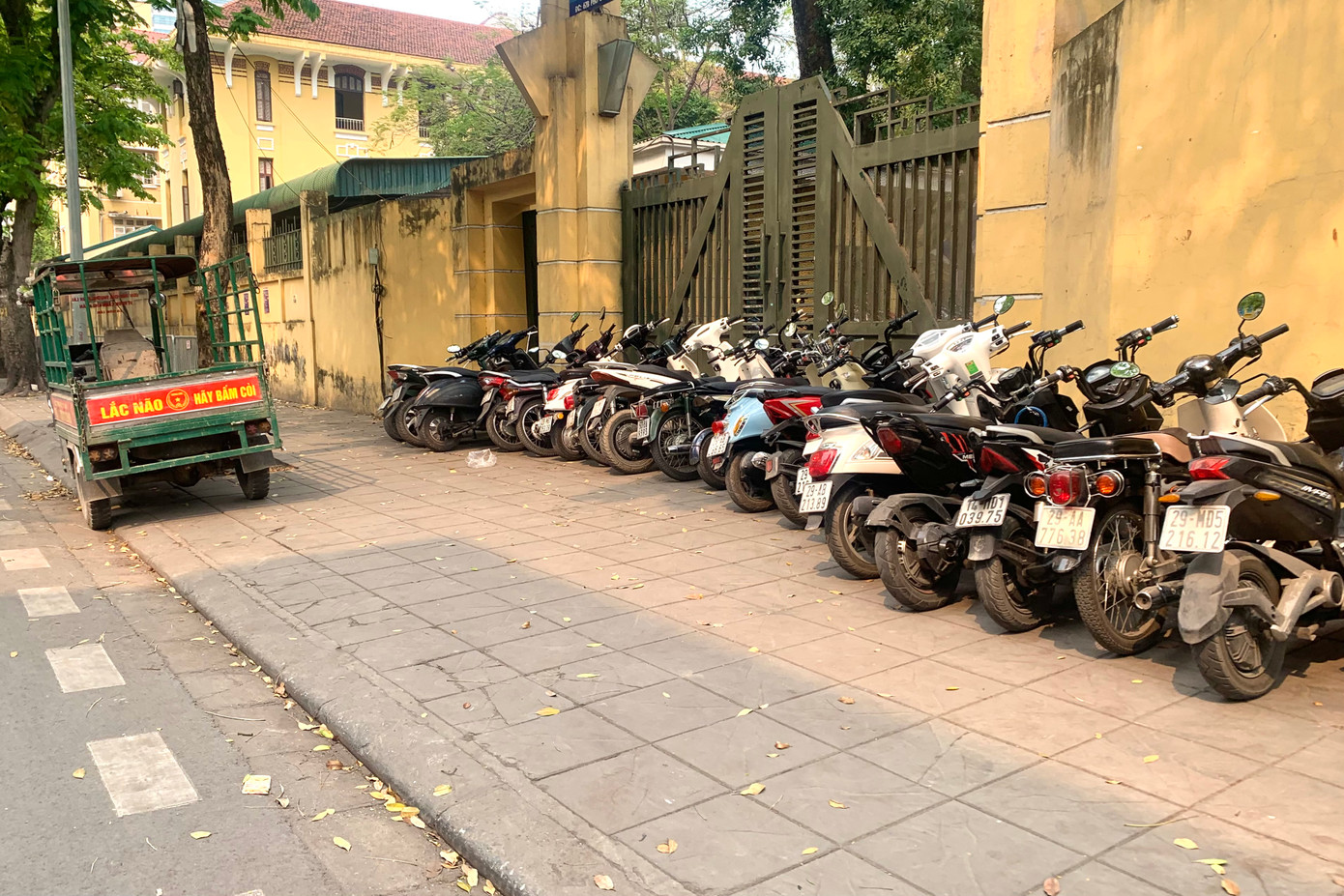 Vỉa hè trên phố Cửa Bắc (quận Ba Đình) được tận dụng làm bãi xe.