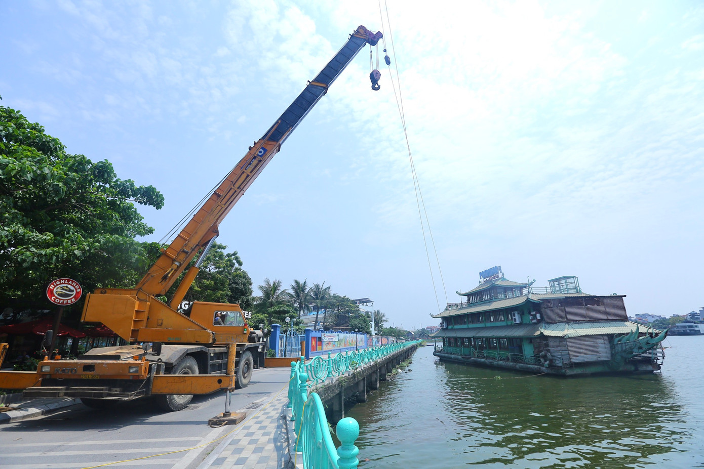 2 máy cẩu loại 80 tấn và 65 tấn được đưa vào công trường phục vụ cưỡng chế.
