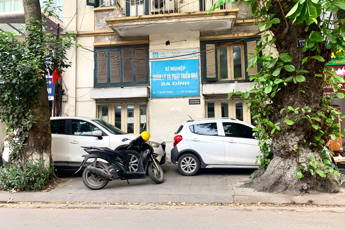 Ngoài ra, các tuyến phố Trúc Bạch, Hoàng Diệu (quận Ba Đình) cũng bị "bêu tên" trong chiến dịch lần này.