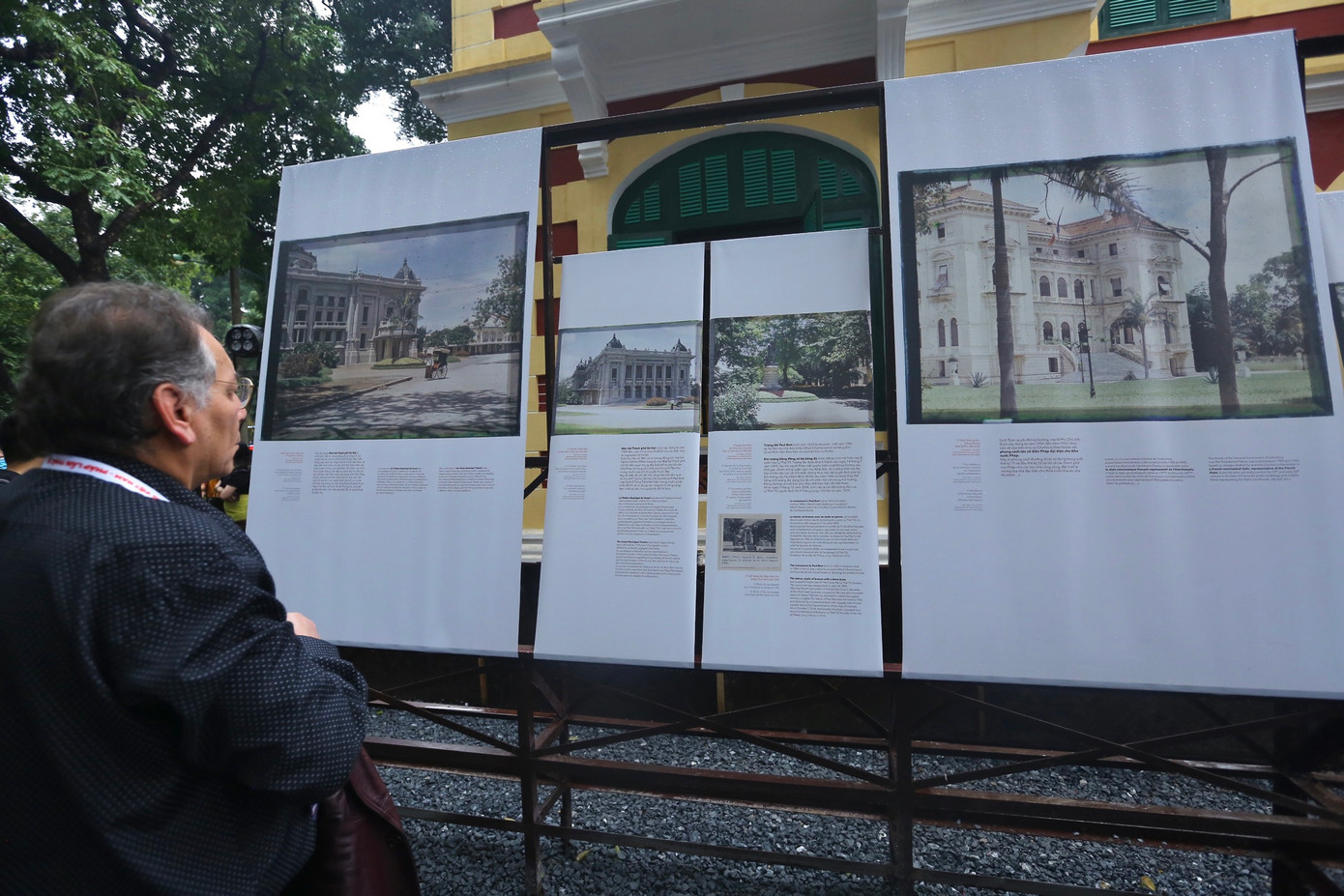 Khách quốc tế tham quan trưng bày.