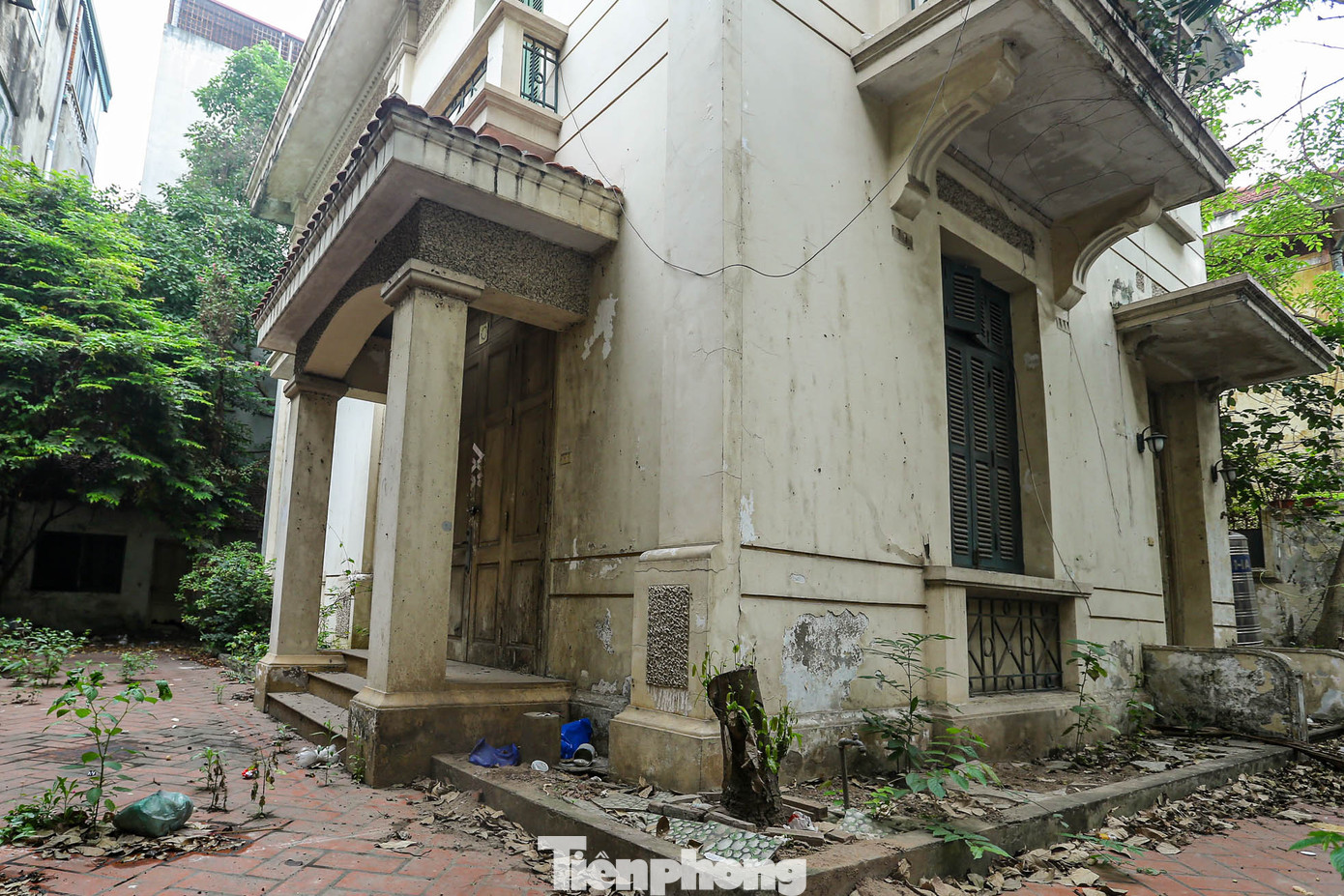 Đây là khu phố được xây dựng và quy hoạch theo kiến trúc Đông Dương với nhiều căn biệt thự được xây dựng từ trước năm 1954. Biệt thự số 12 Nguyễn Chế Nghĩa là một trong những căn biệt thự cũ hiếm hoi còn khá nguyên vẹn. Đây là khu phố được xây dựng và quy hoạch theo kiến trúc Đông Dương với nhiều căn biệt thự được xây dựng từ trước năm 1954. Biệt thự số 12 Nguyễn Chế Nghĩa là một trong những căn biệt thự cũ hiếm hoi còn khá nguyên vẹn.