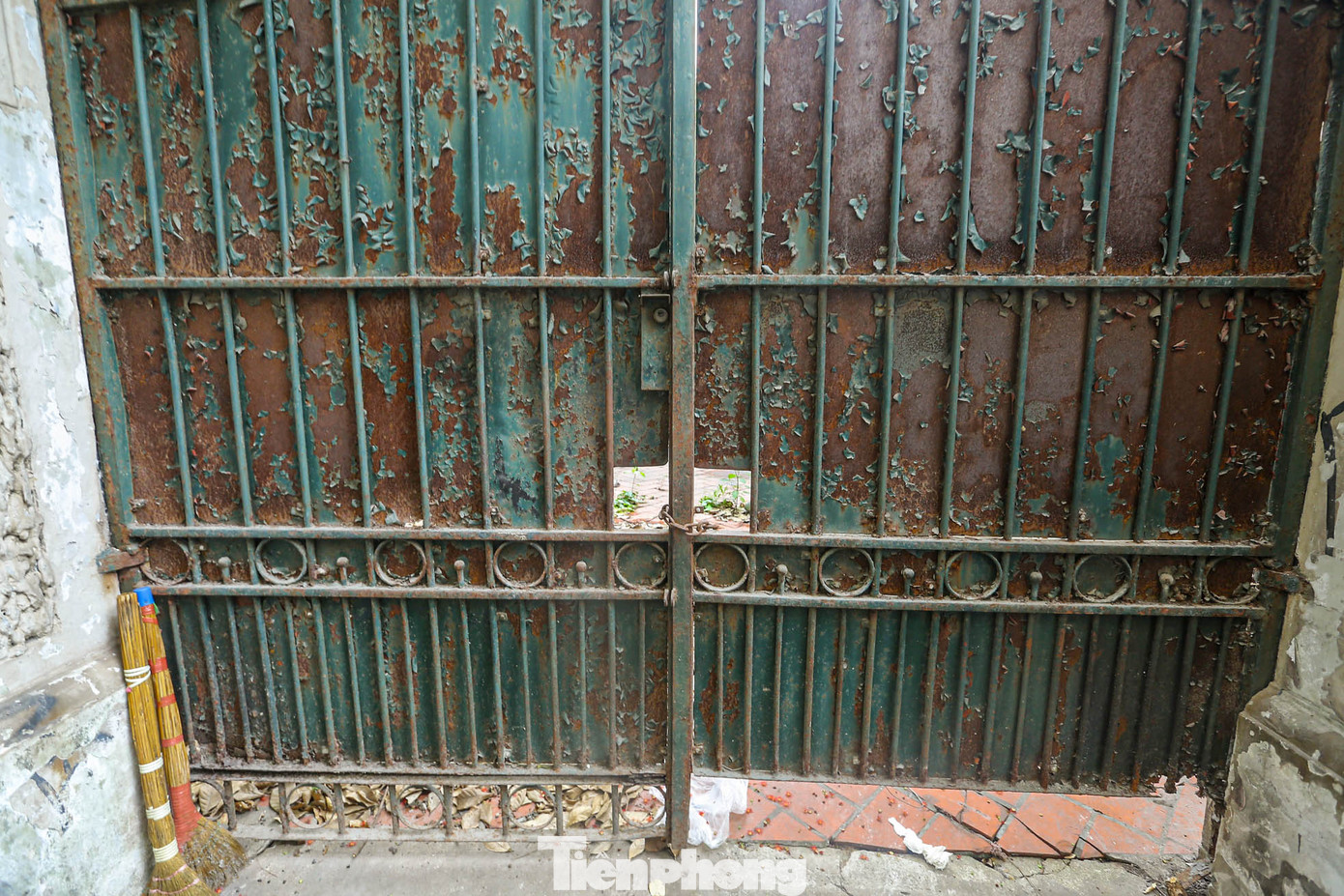 Từ sau khi chủ cũ trả nhà đến nay đã cả chục năm biệt thự hoang vắng không có người trông nom. Cổng sắt và hàng rào bên ngoài bong tróc rỉ sét theo thời gian. Từ sau khi chủ cũ trả nhà đến nay đã cả chục năm biệt thự hoang vắng không có người trông nom. Cổng sắt và hàng rào bên ngoài bong tróc rỉ sét theo thời gian.