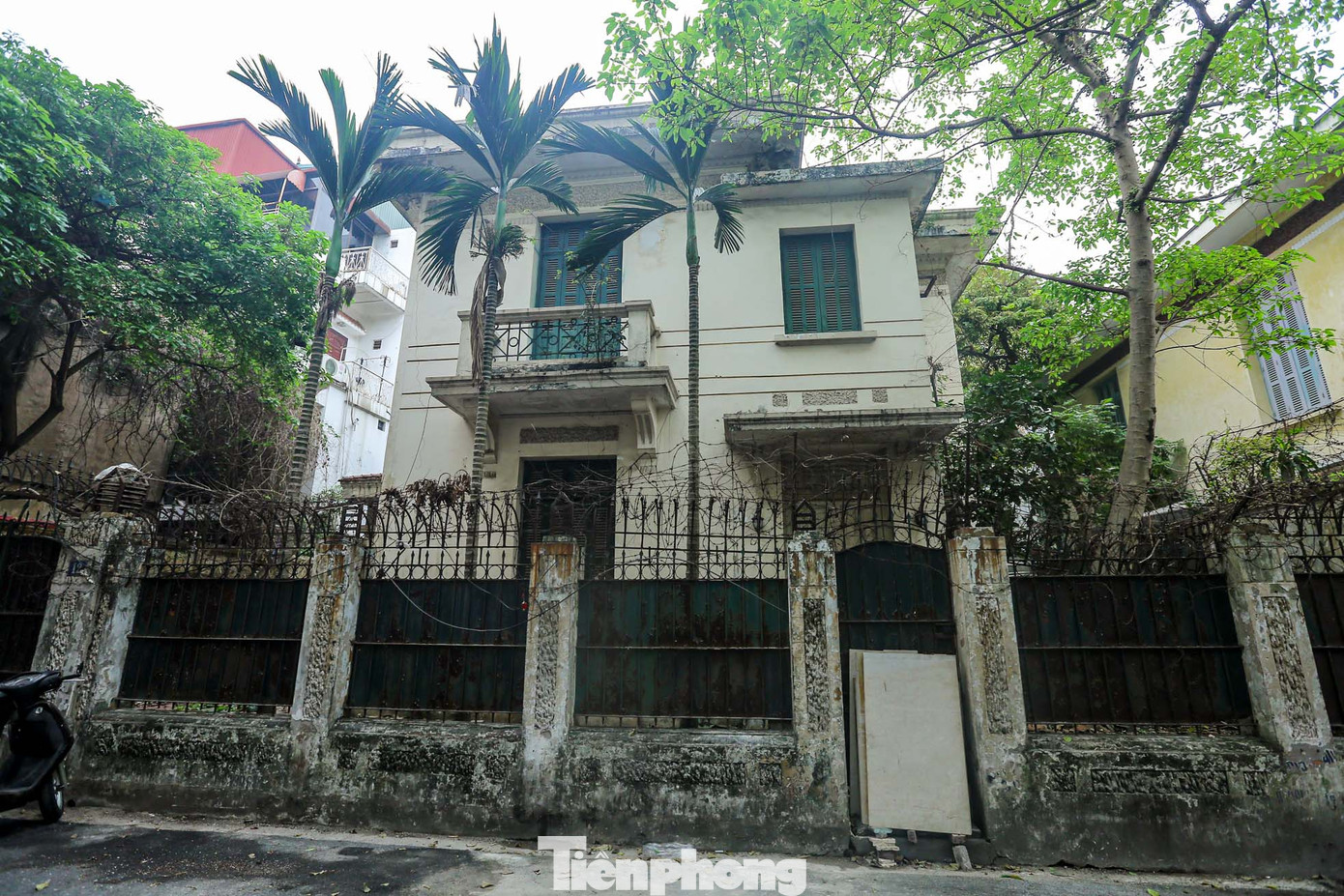 Căn biệt thự cũ hiếm hoi bỏ hoang gần 10 năm chuẩn bị được kiểm định. Căn biệt thự cũ hiếm hoi bỏ hoang gần 10 năm chuẩn bị được kiểm định.