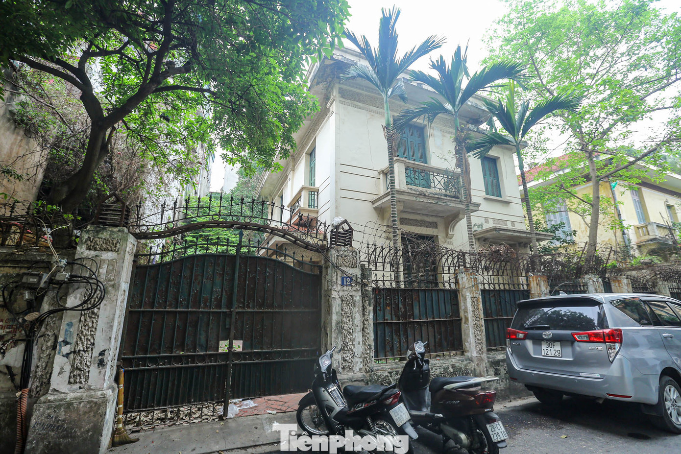 Biệt thự số 12 Nguyễn Chế Nghĩa có diện tích 410 m2, tọa lạc ở khu "đất vàng" trên phố Nguyễn Chế Nghĩa (phường Hàng Bài, Hoàn Kiếm, Hà Nội), nối từ phố Hàm Long sang phố Trần Hưng Đạo. Biệt thự số 12 Nguyễn Chế Nghĩa có diện tích 410 m2, tọa lạc ở khu "đất vàng" trên phố Nguyễn Chế Nghĩa (phường Hàng Bài, Hoàn Kiếm, Hà Nội), nối từ phố Hàm Long sang phố Trần Hưng Đạo.