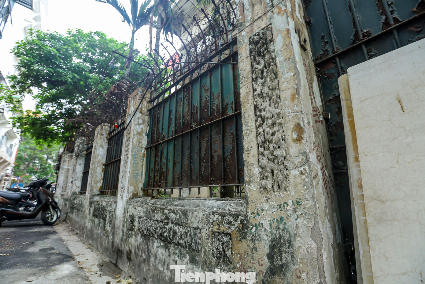 Nằm trên khu đất được xem là "đất vàng" của quận Hoàn Kiếm nhưng căn biệt thự lại bị bỏ hoang lãng phí. Nằm trên khu đất được xem là "đất vàng" của quận Hoàn Kiếm nhưng căn biệt thự lại bị bỏ hoang lãng phí.