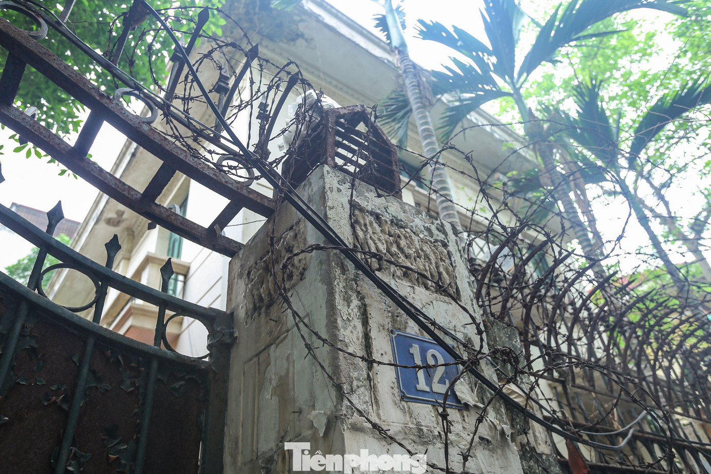 Biệt thự là nhà công vụ do Thành phố Hà Nội quản lý. Năm 2002, ông Hoàng Văn Nghiên khi đó là Chủ tịch UBND TP. Hà Nội chuyển về đây thuê ở. Cuối năm 2014, ông Hoàng Văn Nghiên trả lại căn biệt thự cho thành phố và bị bỏ hoang từ đó đến nay. Biệt thự là nhà công vụ do Thành phố Hà Nội quản lý. Năm 2002, ông Hoàng Văn Nghiên khi đó là Chủ tịch UBND TP. Hà Nội chuyển về đây thuê ở. Cuối năm 2014, ông Hoàng Văn Nghiên trả lại căn biệt thự cho thành phố và bị bỏ hoang từ đó đến nay.