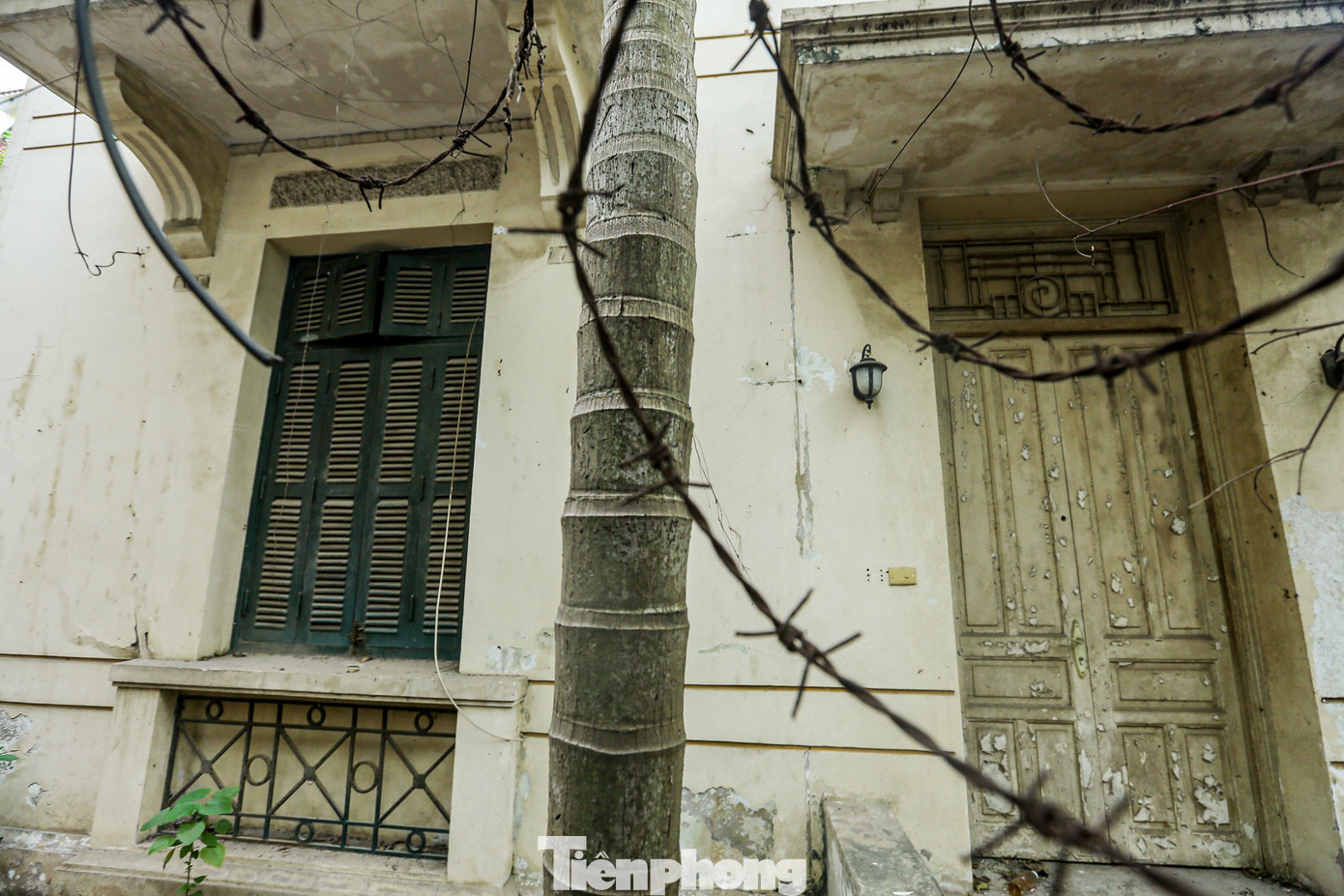 Các hạng mục ngôi nhà đều xuống cấp. Các hạng mục ngôi nhà đều xuống cấp.