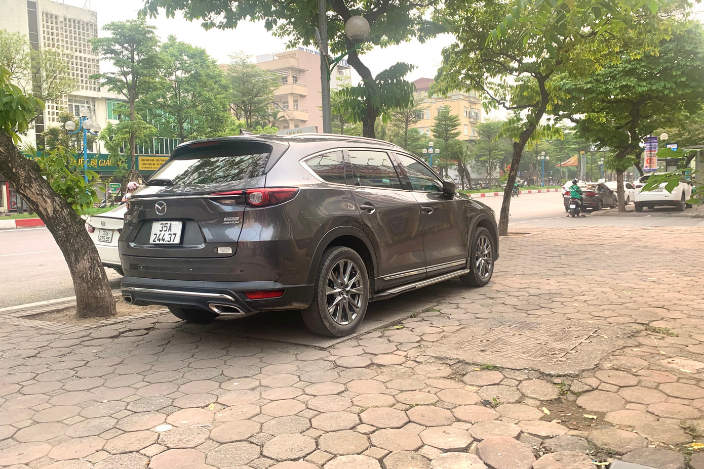 Tình trạng chiếm dụng hè phố, lòng đường làm nơi đỗ xe tồn tại ở nhiều tuyến phố.