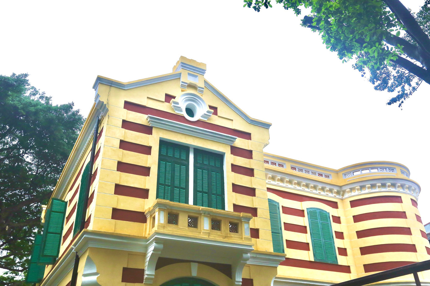 Hệ thống cửa thiết kế cổ điển, trong cửa kính, ngoài cửa chớp.