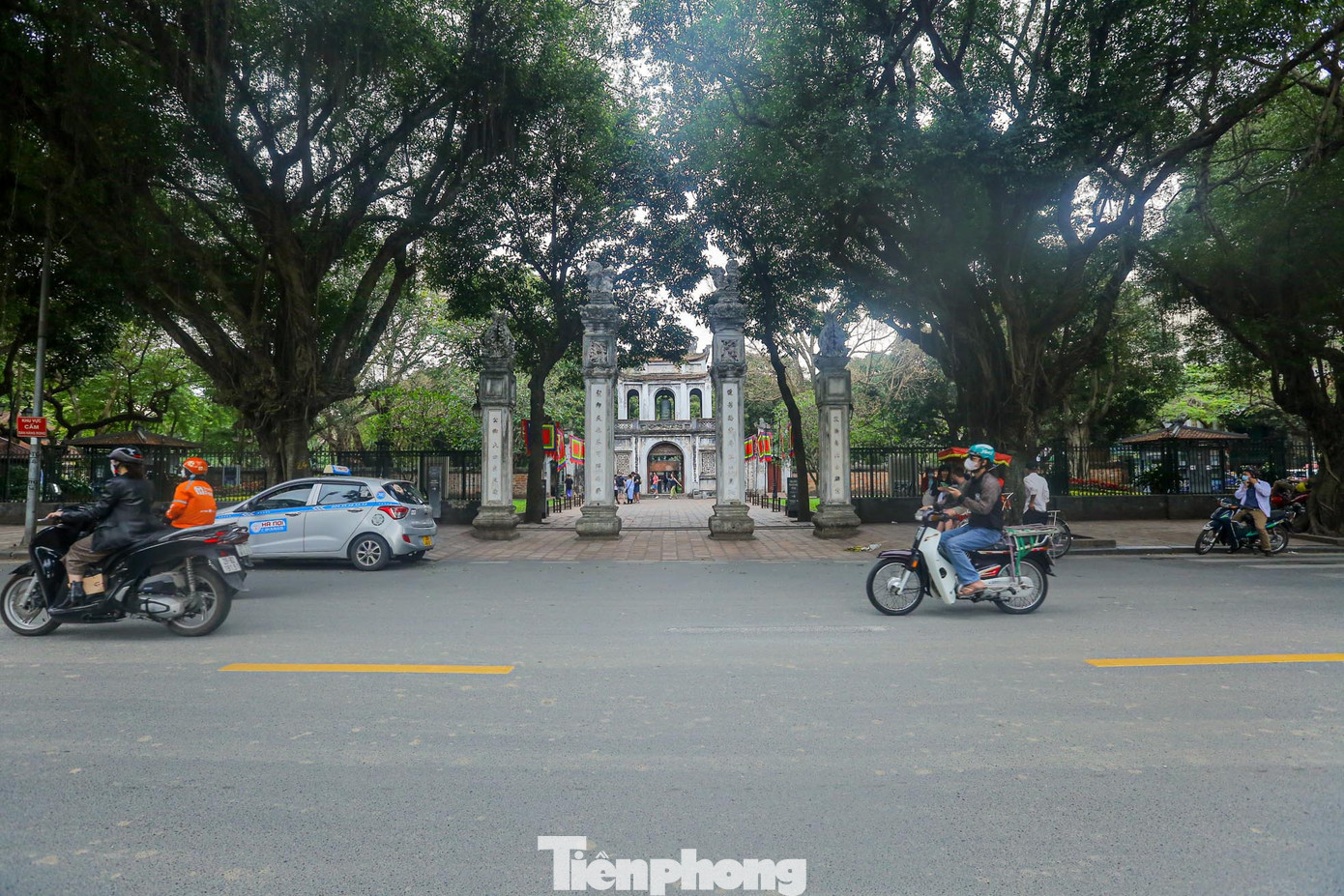 Khu vực Văn Miếu - Quốc Tử Giám luôn thu hút được một lượng khách lớn mỗi ngày, đặc biệt khách du lịch nước ngoài.