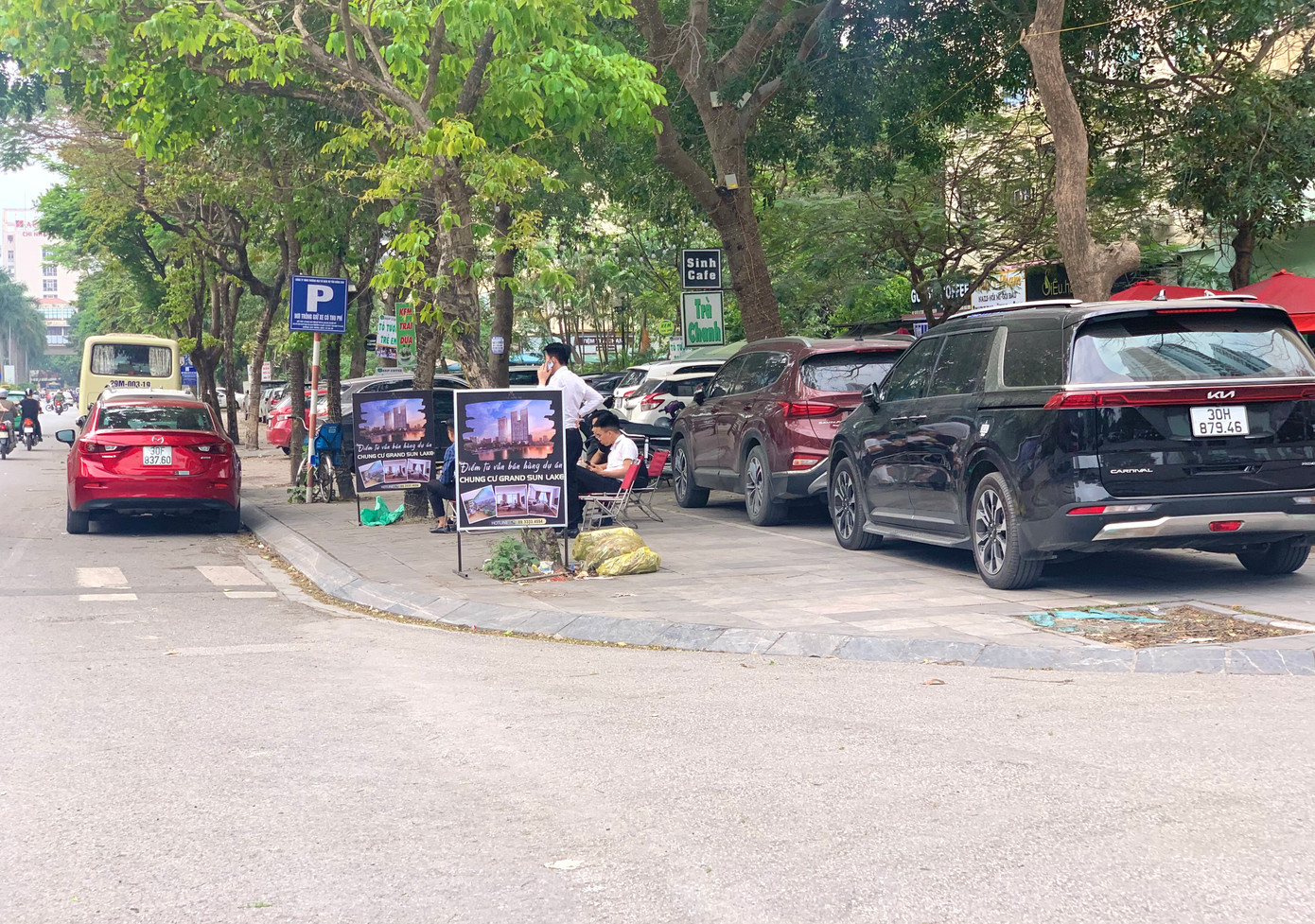 Vỉa hè lớn bị chiếm dụng hoàn toàn trên phố Nguyễn Khuyến (quận Hà Đông).