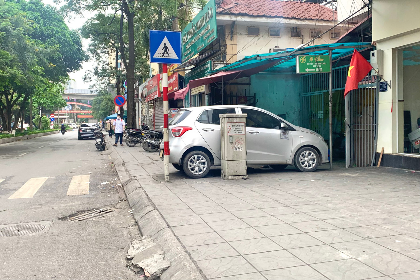 Ô tô ngang nhiên đỗ trên vỉa hè.