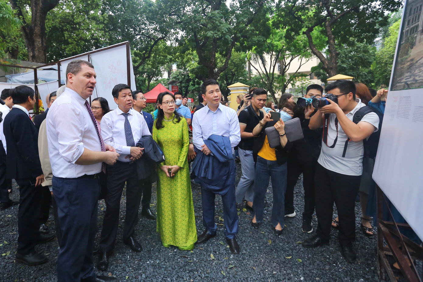 Lãnh đạo Thành phố và quận Hoàn Kiếm và chuyên gia người Pháp tham quan triển lãm.