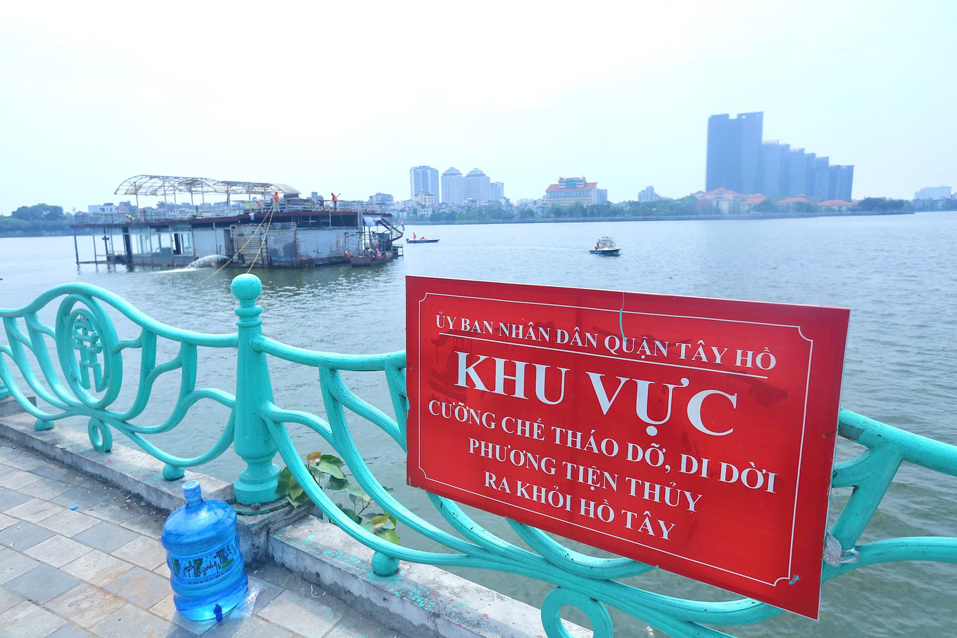 4 phương tiện có kích thước và tải trọng bản thân lớn (3 thuyền, 1 sàn) sẽ được cưỡng chế, tháo dỡ ra khỏi hồ Tây.