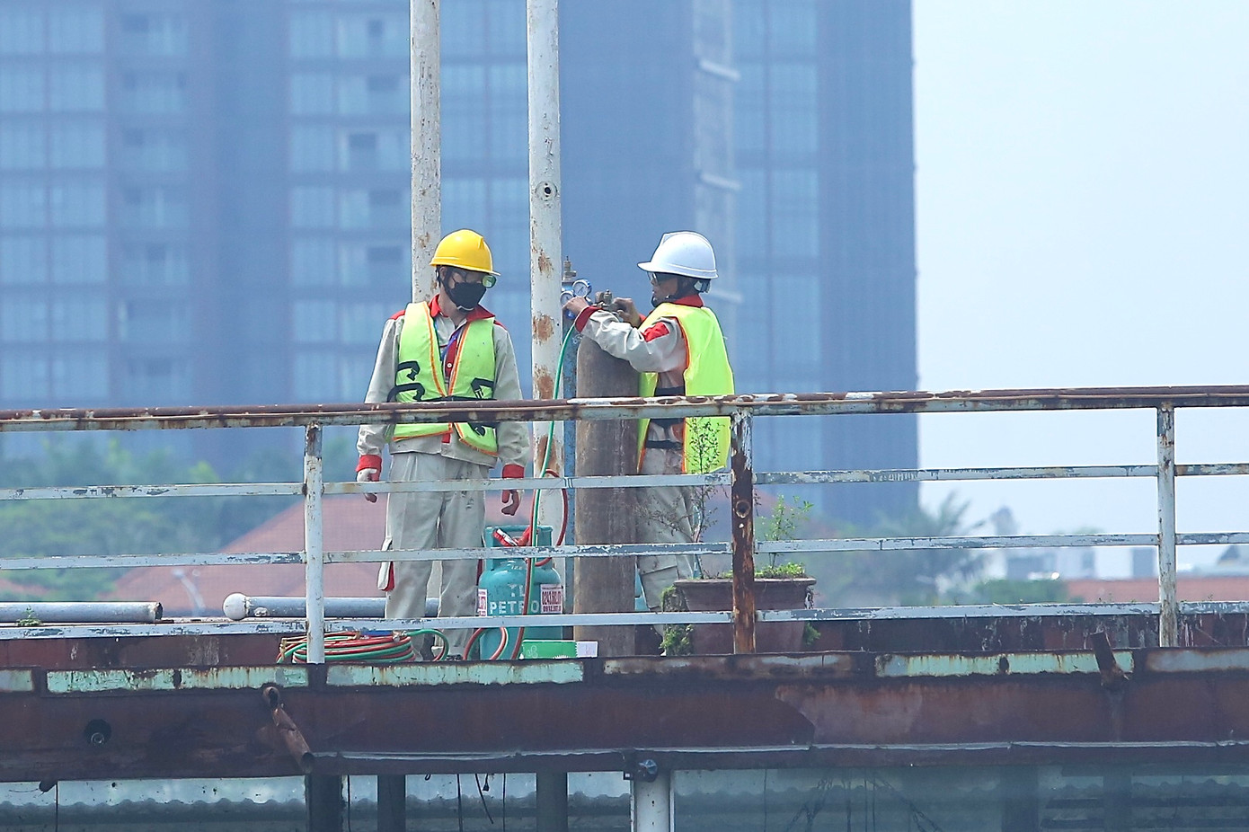 Bình ga, khí đốt được đưa vào phục vụ quá trình tháo dỡ.