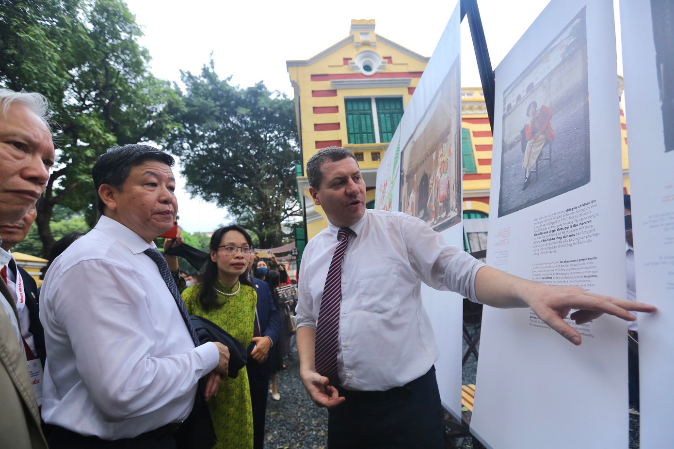 Ông Emmanuel Cerise, Giám đốc Cơ quan hỗ trợ Hợp tác quốc tế Vùng Paris tại Việt Nam (PRX-Vietnam) chia sẻ thông tin về những bức ảnh.