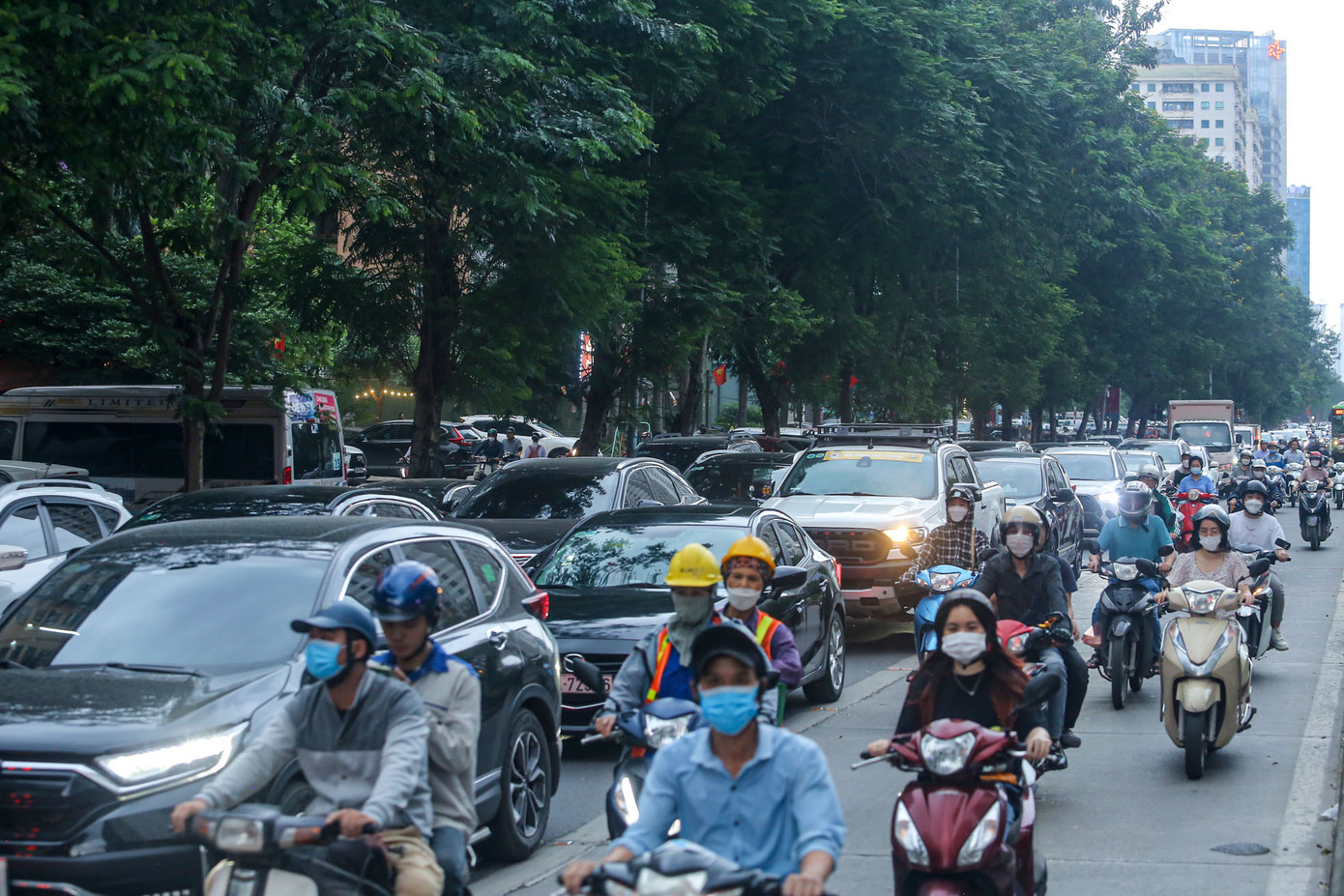 Các phương tiện kẹt cứng hàng giờ, xe máy đi vào làn xe buýt BRT. Các phương tiện kẹt cứng hàng giờ, xe máy đi vào làn xe buýt BRT.