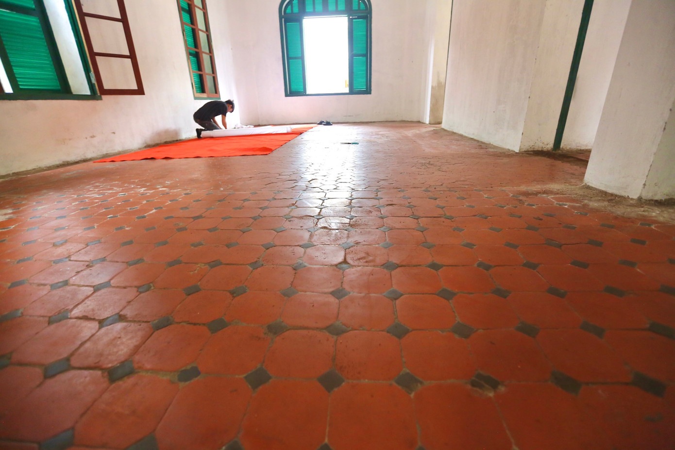 Nền nhà tầng 1 căn biệt thự được giữ nguyên bản, lát bằng những viên gạch đỏ hình bát giác xen lẫn gạch hình tứ giác