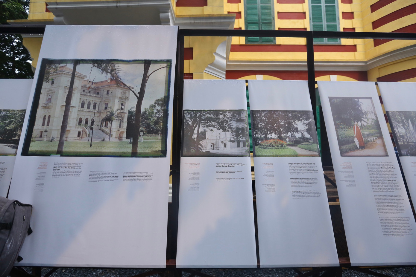 Trong số 30 tác phẩm có những góc nhìn đặc sắc về Hà Nội về cảnh quan, kiến trúc như hình ảnh bên trong đền Quán Thánh có một chiếc đèn chùm cỡ lớn bằng thuỷ tinh hoặc pha lê nhập khẩu trực tiếp từ Pháp; hình ảnh những cô gái Việt Nam kiêu sa với mái tóc theo kiểu macaron, đi giày có khoá lớn - phổ biến trên tạp chí thời trang Pháp những năm 1910; những ảnh áp phích báo chí bằng tiếng Pháp minh chứng cho sự sôi động của báo chí Pháp đầu thế kỷ XX.