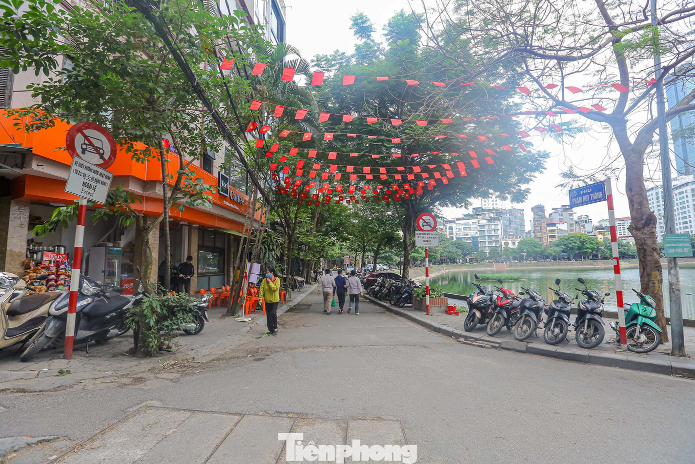 Khu vực vỉa hè, lòng đường quanh hồ hiện đang được tận dụng làm nơi đỗ xe cho các hàng quán quanh hồ.