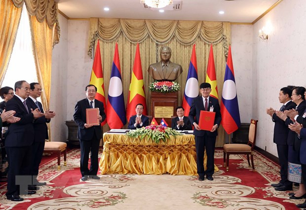 Chủ tịch nước Võ Văn Thưởng và Tổng Bí thư, Chủ tịch nước Cộng hòa dân chủ Nhân dân Lào Thongloun Sisoulith chứng kiến lễ ký biên bản ghi nhớ về hợp tác trong lĩnh vực khoa học giữa Bộ Khoa học và Công nghệ Việt Nam và Bộ Giáo dục và Thể thao Lào. (Ảnh: Thống Nhất/TTXVN) Chủ tịch nước Võ Văn Thưởng và Tổng Bí thư, Chủ tịch nước Cộng hòa dân chủ Nhân dân Lào Thongloun Sisoulith chứng kiến lễ ký biên bản ghi nhớ về hợp tác trong lĩnh vực khoa học giữa Bộ Khoa học và Công nghệ Việt Nam và Bộ Giáo dục và Thể thao Lào. (Ảnh: Thống Nhất/TTXVN)