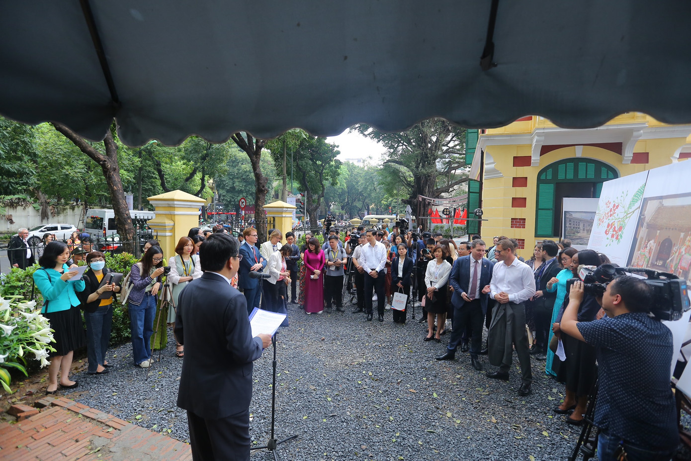 Trong khuôn khổ Hội nghị hợp tác giữa các địa phương của Việt Nam và Pháp lần thứ 12, chiều nay (15/4), triển lãm “Hà Nội - Khởi đầu một đô thị kiểu phương Tây ở Đông Nam Á” đã thu hút sự quan tâm của đông đảo người dân Thủ đô và khách quốc tế.